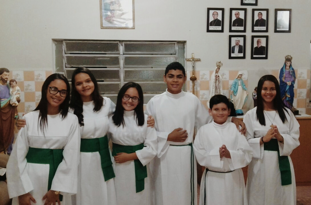 "Quem é, pois, o servo fiel e sensato, a quem seu senhor encarrega dos demais servos de sua casa para lhes dar alimento no tempo devido? Feliz o servo que seu senhor encontrar fazendo assim quando voltar. Garanto que ele o encarregará de todos os seus bens. Mas suponham que esse servo seja mau e diga a si mesmo: 'Meu senhor está demorando', e então comece a bater em seus conservos e a comer e a beber com os beberrões. O senhor daquele servo virá num dia em que ele não o espera e numa hora que não sabe. Ele o punirá severamente e lhe dará lugar com os hipócritas, onde haverá choro e ranger de dentes. Mateus 24:45-51